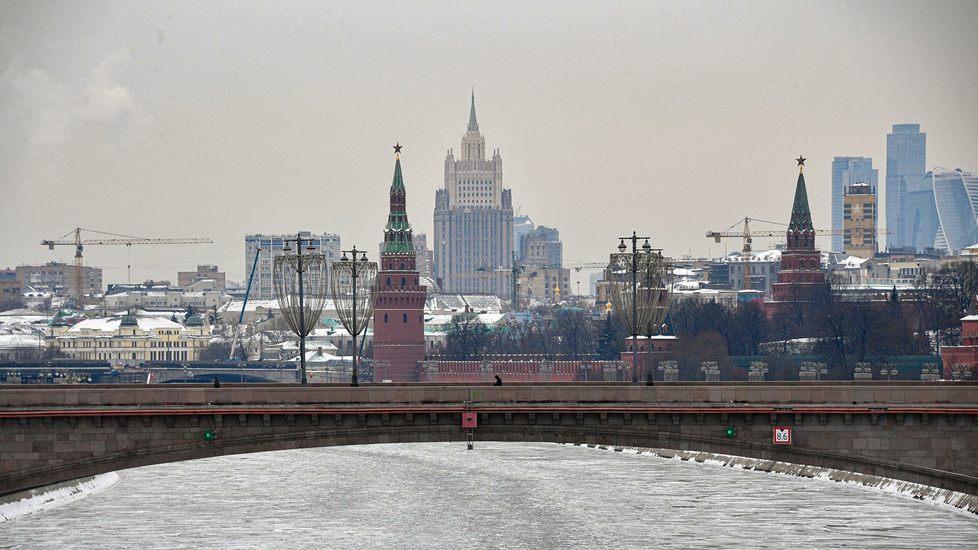 Столица остаться. Кремль со стороны Москвы реки. Вид на Кремль 2021. Напоминание о Москве. Кто работает в Кремле.