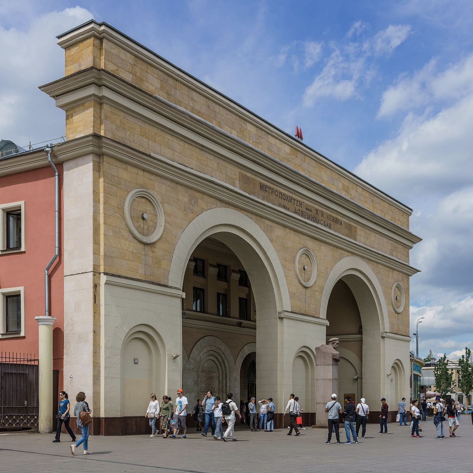 Метро добрынинская. Площадь у метро Добрынинская. Наземный вестибюль станции Добрынинская. Станция Добрынинская площадь. Вестибюль станции Добрынинская снаружи.