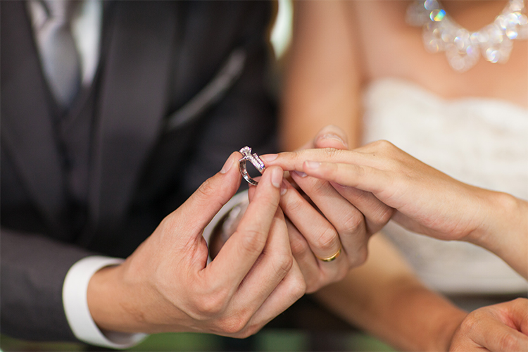 Жених и невеста с кольцами