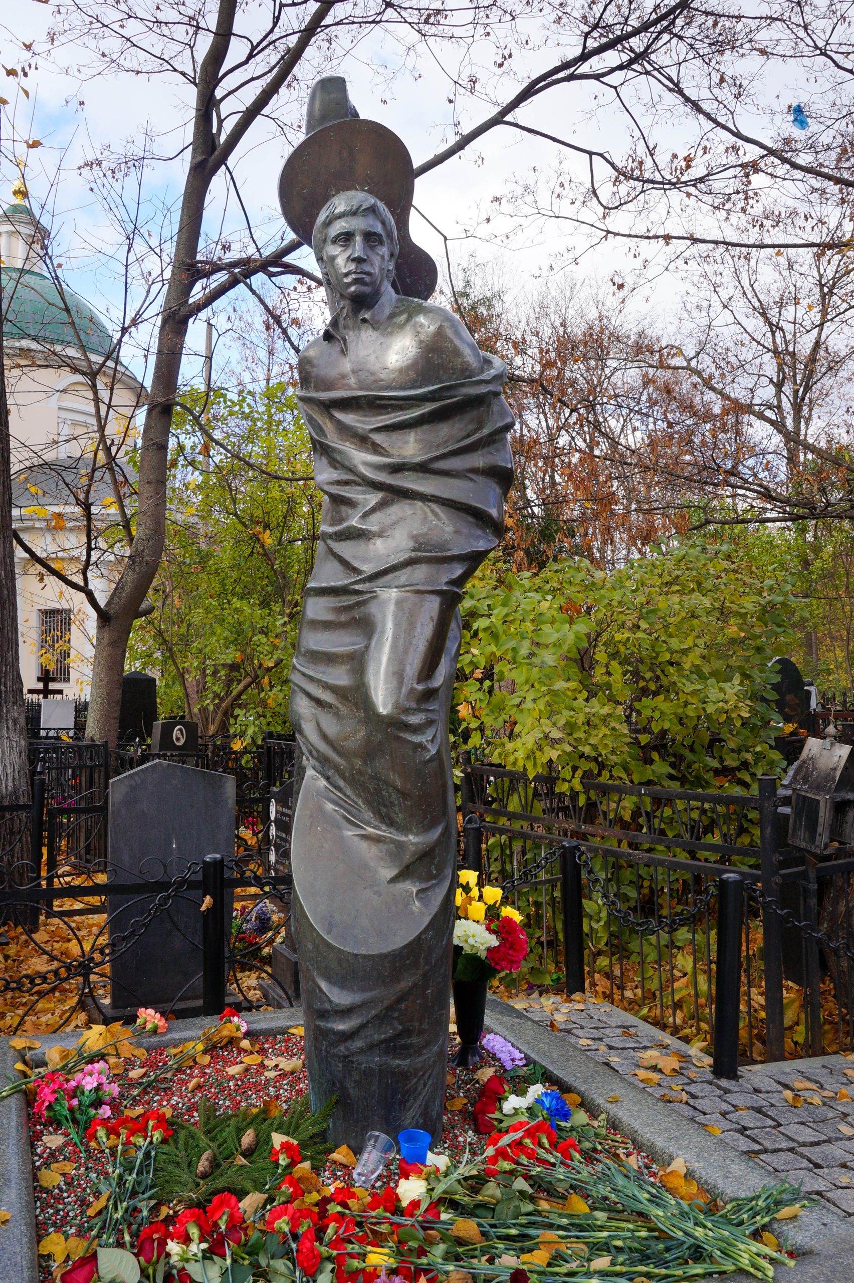 Могила Высоцкого на Ваганьковском кладбище