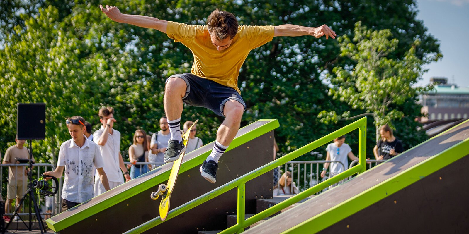 Прошел фестиваль спорта. Скейт парке в Москве. Скейт парк на ВДНХ. Скейтпарк под мостом Москва. Скейт фестиваль.